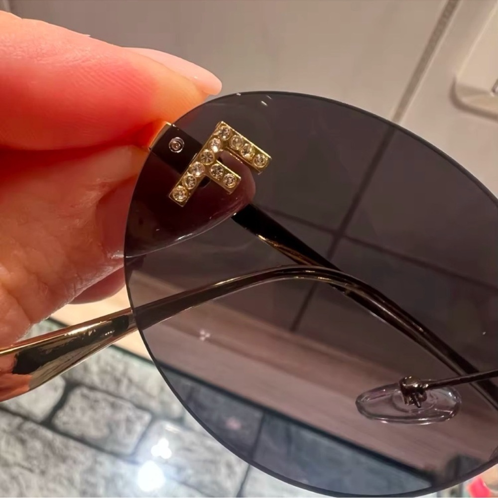 Retro F Stylish Black Sunglasses - Picture 3 of 15